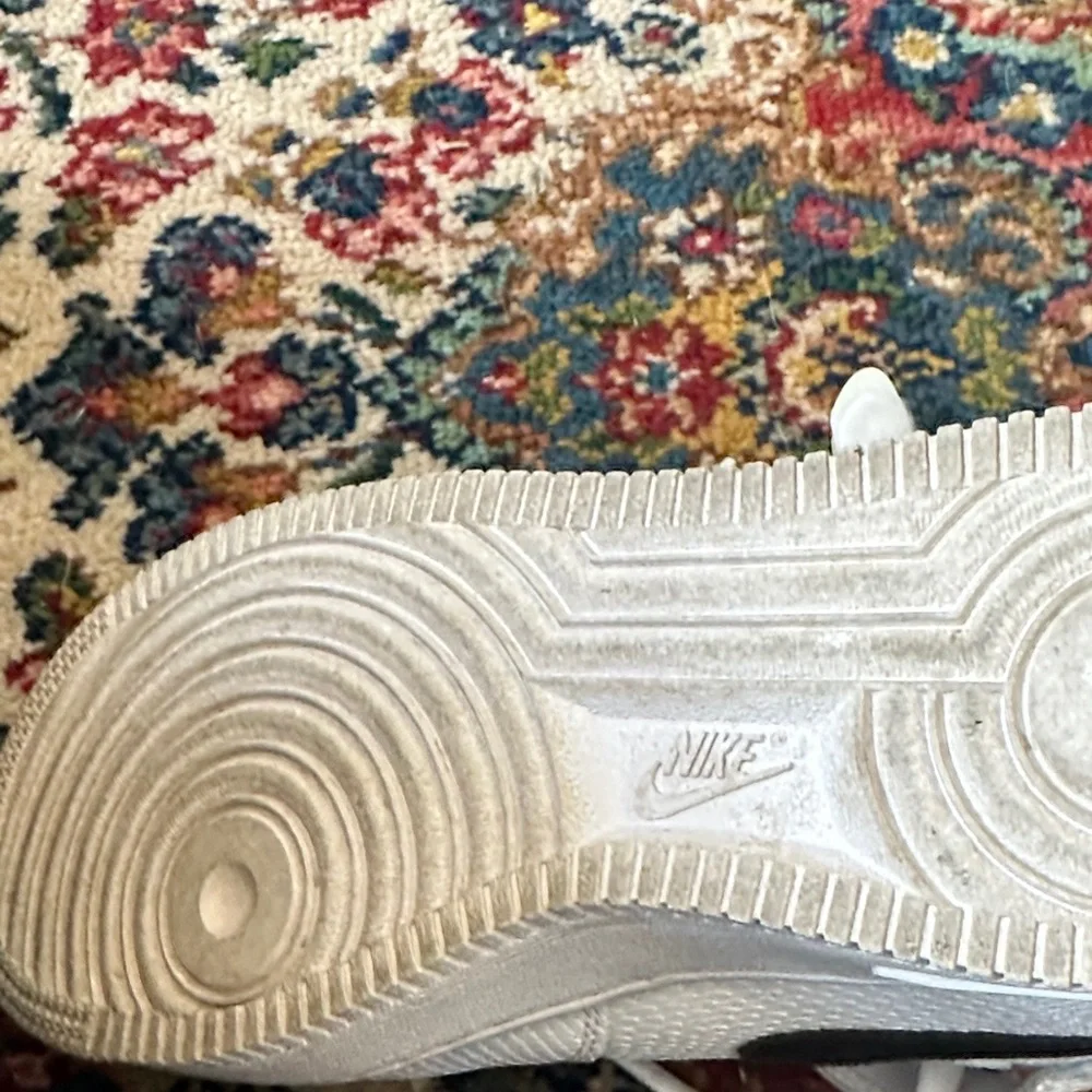 Nike White and Black Women's Sneakers - Picture 3 of 4